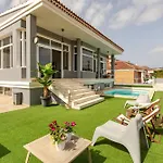 Escape To Your Private Pool, Sea Views And Bbq 2*