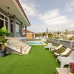 Maison d'hôtes Escape To Your Private Pool, Sea Views And Bbq