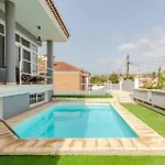 Escape To Your Private Pool, Sea Views And Bbq 2*